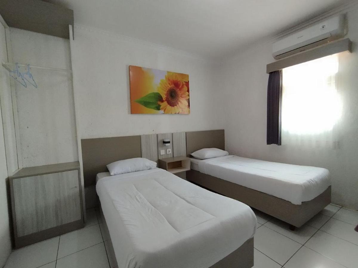 Hotel Syariah Selamat Сукабумі Екстер'єр фото