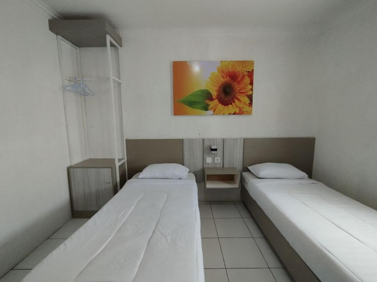 Hotel Syariah Selamat Сукабумі Екстер'єр фото